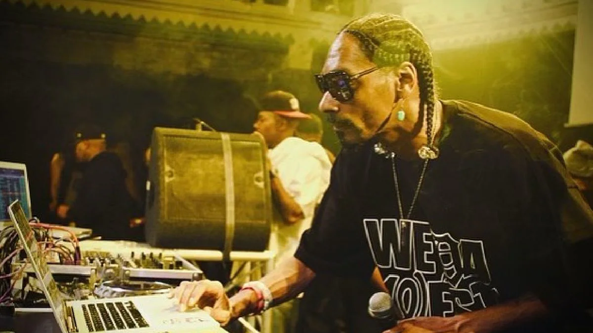 Snoop Dogg Set to Introduce Digital Weed to the MOBLAND Metaverse