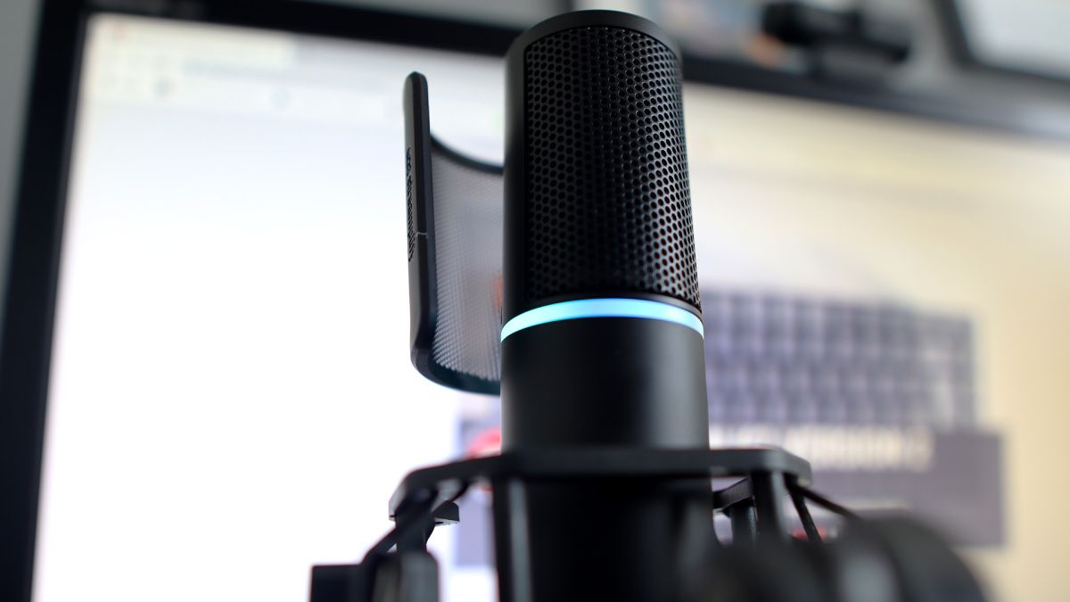 Streamplify Mic on tripod mount in front of a computer monitor.