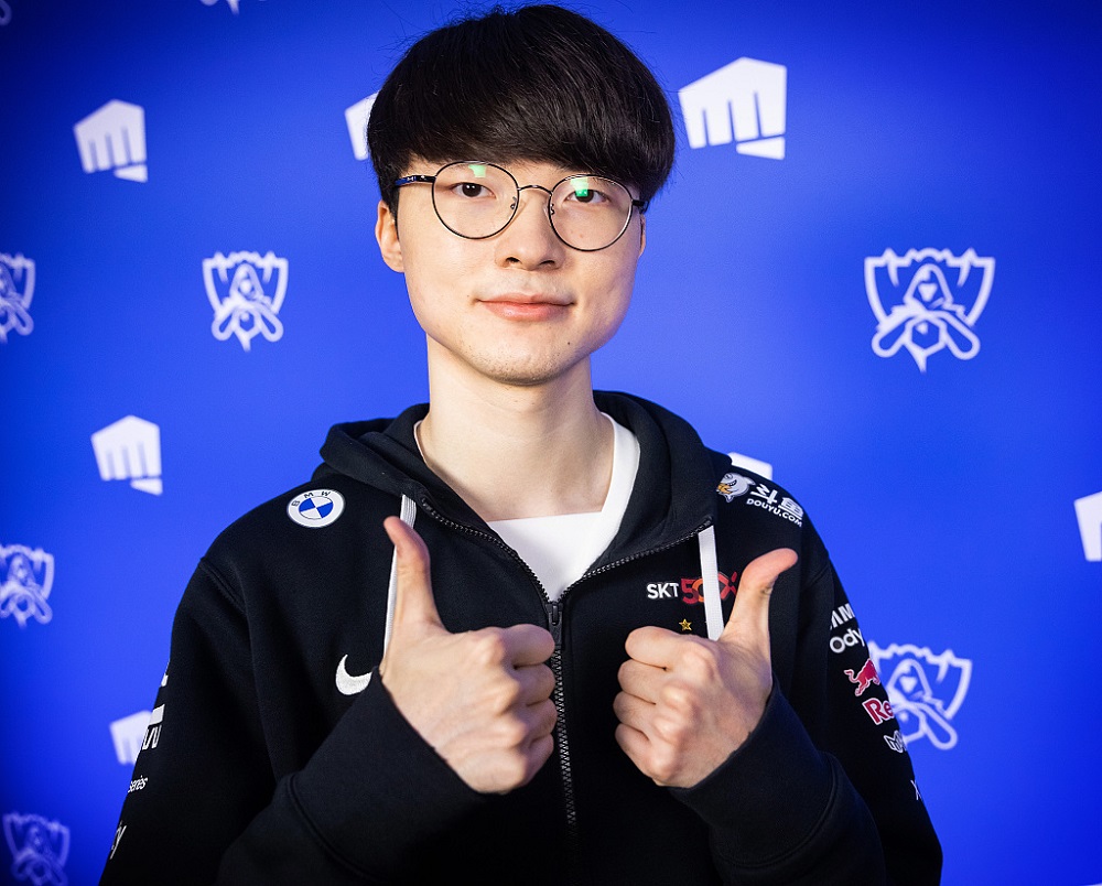 T1 Faker swaps jerseys with Tottenham football star