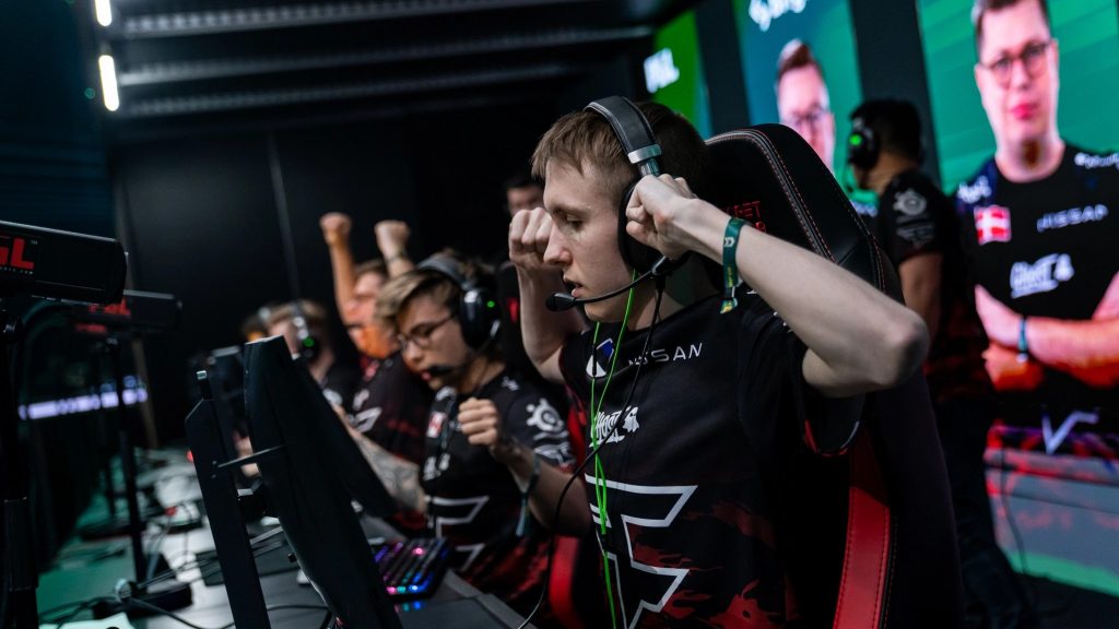 FaZe Clan sustains pressure winning after 4 overtimes, while NiP show their class against Astralis