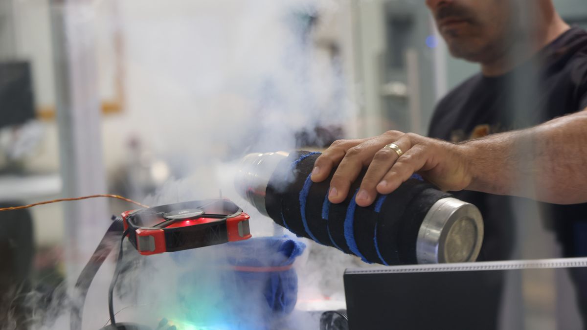 Intel Raptor Lake processor overclocking with liquid nitrogen in Israel labs.