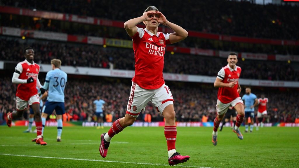 An Arsenal player makes binoculars with his hands.